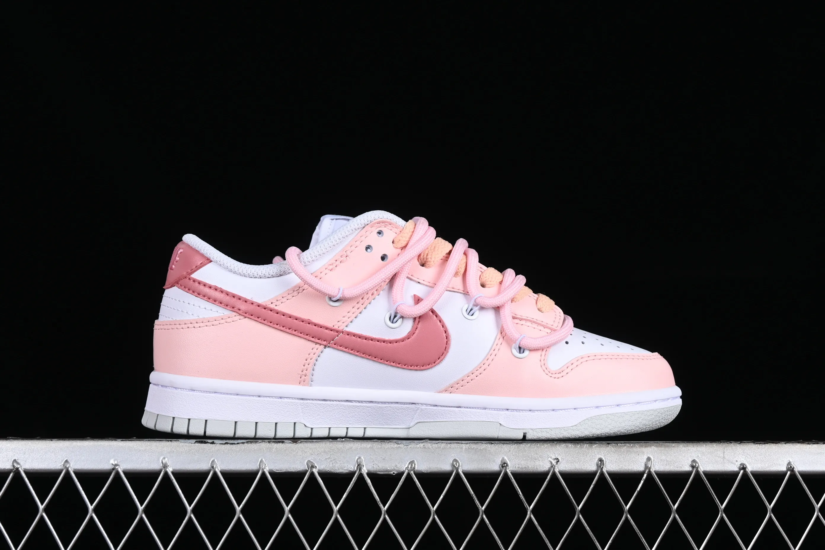 All categories Nk SB Dunk series Nk SB Dunk Low low-top sneakers Nk Dunk Low Sanshi Laboratory Dopamine Foundation Hug Bear SB strap low-top casual sneakers DH9765-102